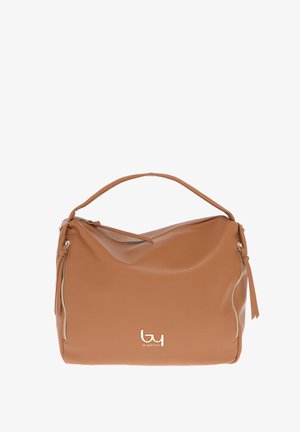 Borsa a mano in pelle sintetica marrone con design curvo, manico superiore singolo, tasca laterale con zip e accentuazione del logo metallico sulla parte anteriore.