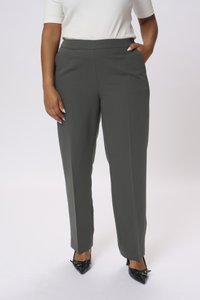 Pantaloni grigi su misura con tasche laterali, design a gamba dritta, texture liscia, abbinati a décolleté nere a punta.