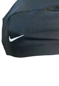 Gorra deportiva negra con una textura suave, que presenta un logo blanco de Nike en el lateral y un diseño elegante y ajustado.