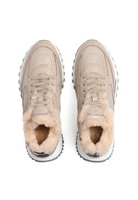 Beige lædersneakers med pelsdetaljer omkring kraven, tekstureret design, flade snørebånd og gummiydersål med mønstret slidbane.