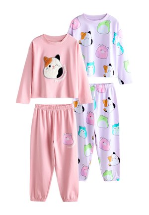 To sæt børnepyjamas med lange ærmer, den ene lyserød med et motiv af en kat og en gris, den anden lys lilla med mønstre af kat, frø, ugle og flodhest.