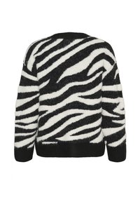 Pulover negru și alb cu dungi de zebră, cu o textură pufoasă, guler rotund și manșete și tiv cu nervuri. Vederea din spate arată continuitatea modelului de design.