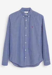 Blauw-wit gestreepte overhemdbloes met een kraag, lange mouwen en een gebogen zoom; voorzien van een klein rood logo op de borst.