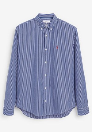 Blau- und weiß gestreiftes Hemd mit Knöpfen, Kragen, langen Ärmeln und abgerundetem Saum; verfügt über ein kleines rotes Logo auf der Brust.
