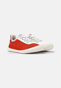 Röda canvas-sneakers med vita gummisulor, med grå hälaccenter och dubbla öglor för snörning. Texturerad ovandel, rundad tådesign.