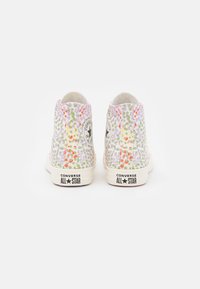 Para wysokich trampków Converse All Star z abstrakcyjnym, wielokolorowym wzorem kropek, widocznych od tyłu na białym tle.