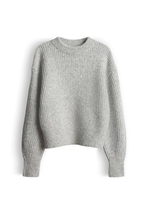 Pull en tricot côtelé gris clair à manches longues, avec un col rond et un ourlet légèrement court, affiché sur un fond blanc.