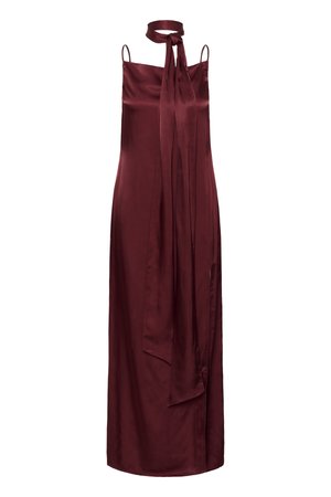Bordeaux satin ærmeløs maxikjole med tynde stropper og langt matchende halstørklæde.