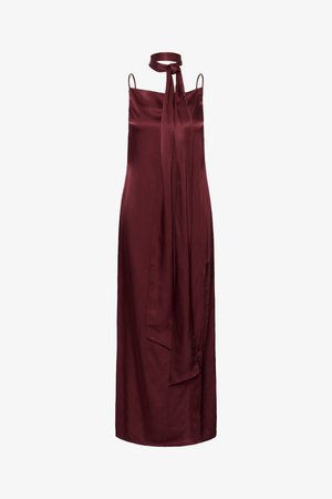 Bordeaux satin ærmeløs maxikjole med tynde stropper og langt matchende halstørklæde.