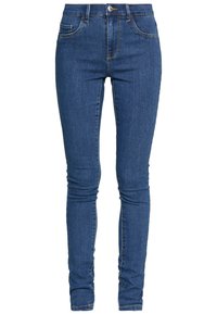 Vaqueros ajustados de mezclilla azul con cintura alta, con cierre de botón y cremallera, diseño estándar de cinco bolsillos y detalles de costura mínimos.