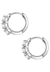 Hopea renkaat, joissa on kolme soikeaa opaalikivestä, jotka on asetettu koristeelliseen, kynnen kaltaiseen muotoiluun etureunassa.