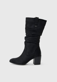 Schwarze kniehohe Stiefel aus weichem, glattem Material mit einem lässigen Design, spitzer Zehenpartie und einem blockförmigen Absatz in mittlerer Höhe.