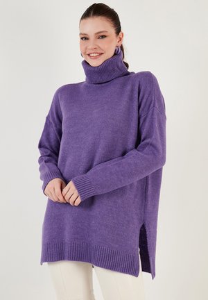 Paarse coltrui gemaakt van een zacht materiaal, met een loose fit, geribbelde manchetten en zijopeningen voor extra bewegingsvrijheid.