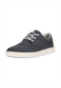 Marinblå canvas sneaker med texturerad ovandel, kontrasterande vit gummiyttersula, rund tå och grå snören. Har röda detaljerande stygn.