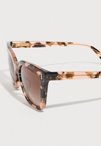 Τετράγωνα γυαλιά ηλίου με σχέδιο χελώνας, καφετί φακούς και χρυσό λογότυπο "Ralph" στον βραχίονα του κεριού.