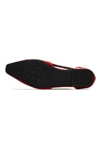 Scarpa rossa in pelle verniciata con punta affusolata e suola in gomma nera con motivo antiscivolo. Design con tacco sottile.