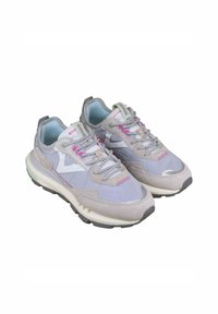 Zapatillas deportivas grises que combinan materiales de ante y textil, con cordones texturizados en rosa, suela acolchada y detalles reflectantes.
