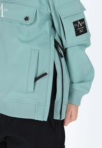 Minzgrüne Jacke mit mehreren Taschen, Reißverschlüssen und gerippten Bündchen. Verfügt über ein Logo-Patch und ein einzigartiges seitliches Reißverschlussdetail.