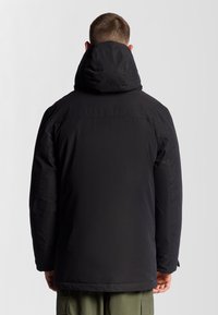 Giubbotto imbottito nero con colletto alto e cappuccio. Tessuto liscio con taglio dritto, caratterizzato da un design semplice e senza marchi visibili.