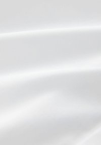 Bílý saténový materiál s hladkou texturou, mírným leskem a jemným splýváním, bez výrazných vzorů nebo akcentů.