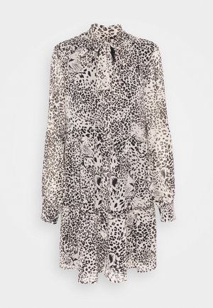 Chiffonjurk met lange mouwen, zwart-witte luipaardprint en gedetailleerde luipaardgezichten, met een striksluiting bij de hals en een rok met meerdere lagen.
