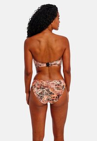 Bikini set met een strapless top en een low-rise onderkant, versierd met een kleurrijk, abstract patroon in oranje, bruin en zwarte tinten.