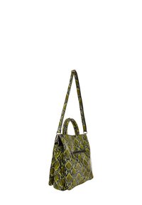 Borsa a tracolla in stampa serpente verde e nera con texture liscia, manici doppi e tracolla regolabile. Ha una tasca frontale con zip.