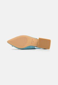 Scarpa blu di camoscio con punta affusolata, tacco piatto color beige e suola testurizzata. Presenta un design pulito senza decorazioni visibili. Taglia 37.