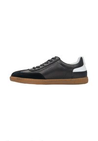 Zwarte leren sneakers met suède accenten, rubberen gumzool en witte hielcounter. Heeft zwarte veters en geperforeerde details.