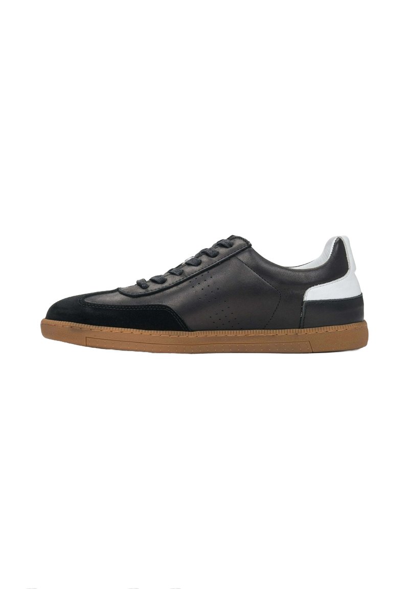 Zwarte leren sneakers met suède accenten, rubberen gumzool en witte hielcounter. Heeft zwarte veters en geperforeerde details.