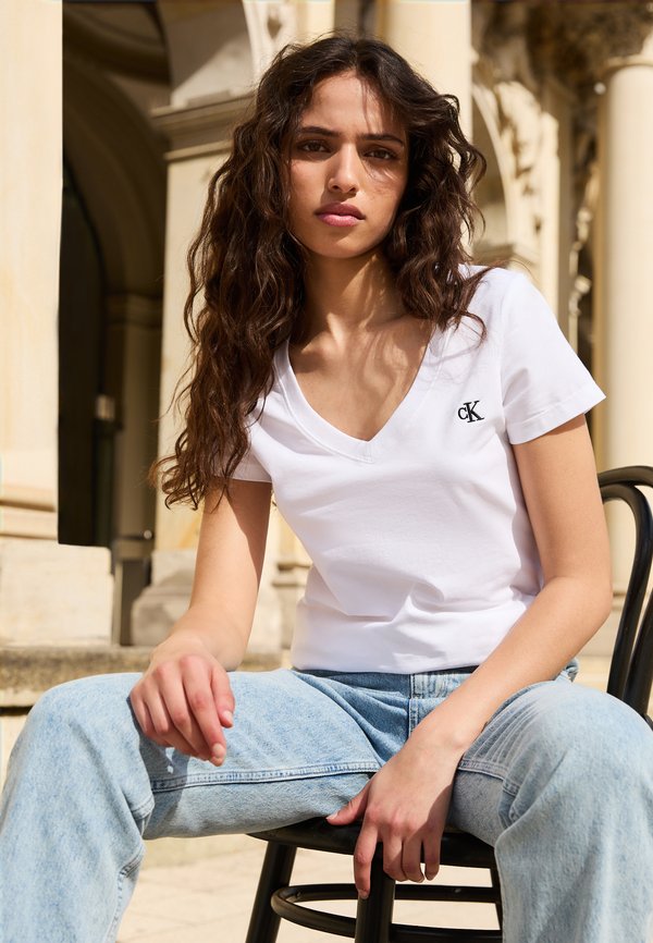 EMBROIDERY V NECK - T-Shirt basic