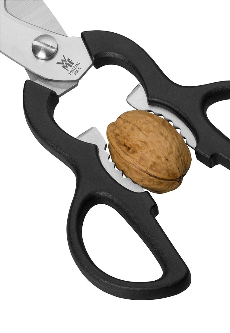 Cascanueces con mangos de plástico negro y hojas de acero inoxidable, sosteniendo una nuez marrón en posición de ruptura, con un agarre texturizado.