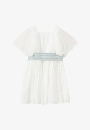 Abito bianco con maniche larghe in pizzo smerlato e cintura plissettata azzurro chiaro, al ginocchio, per occasioni formali o speciali.