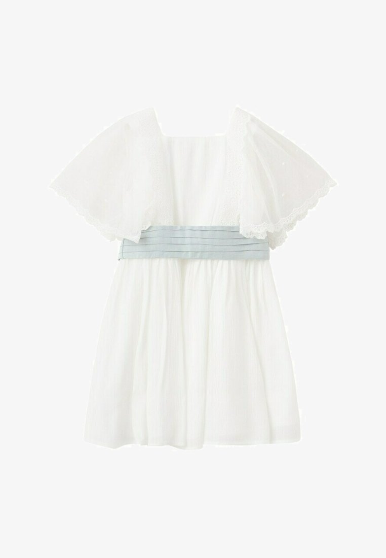 Hvid kjole med brede, bølgede blonder ærmer og lyseblåt plisseret taljebånd, knælængde, til formelle eller særlige lejligheder.