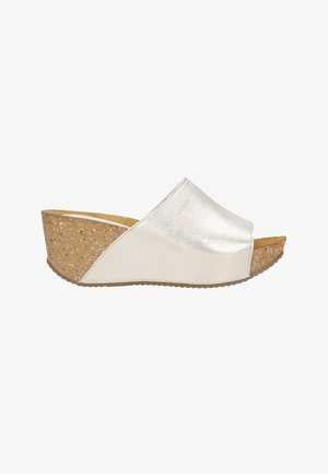 Silberne Riemchensandalen mit einem gepolsterten Korkblockabsatz. Glattes, metallisches Leder-Obermaterial, offenes Zehendesign und strukturierte Gummisohle.