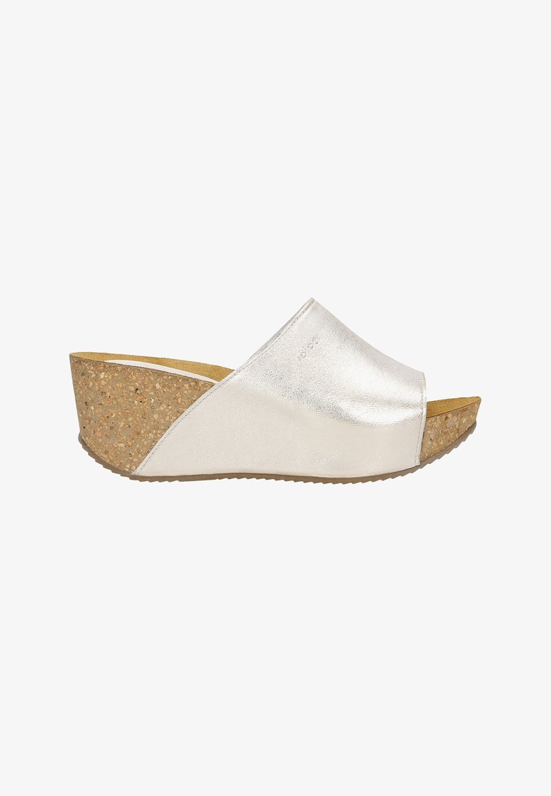Zilveren slide-sandalen met een gevoerde kurken wedge-hak. Gladde metalen leren bovenkant, open teenontwerp en een gestructureerde rubberen loopzool.