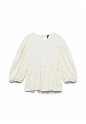 Camicia bianca a maniche lunghe con texture, maniche a sbuffo, scollo rotondo e orlo arricciato, stesa su uno sfondo bianco.