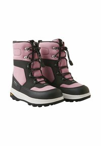 Botas impermeables rosas y negras con suela de goma, tejido texturizado, diseño de cordones, puntera reforzada y suela con tracción.