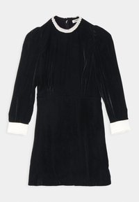 Robe longue en velours noir à manches longues avec épaules bouffantes, poignets blancs et encolure ronde ornée de perles, fermeture éclair dans le dos.