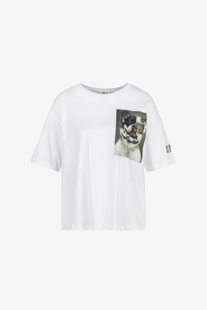 Weißes Baumwoll-T-Shirt mit kurzen Ärmeln, ausgestattet mit einem Grafikdruck eines Hundes mit einer goldenen Kette auf der linken Brust und "REPLAY" auf dem Ärmel gedruckt.