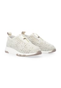 Lehké, pletené slip-on boty v béžové barvě s květinovým vzorem, detaily elastických popruhů a bílou gumovou podrážkou s texturovaným gripem.