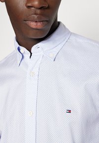 Tommy Hilfiger FLEX MINI PRINT - Camicia - cloudy blue/blue ceramics