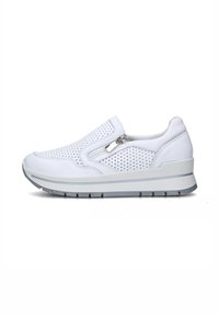 Sneaker bianco slip-on con tomaia perforata, design minimalista, suola grigia e accenti, dotata di una cerniera laterale per un facile accesso.