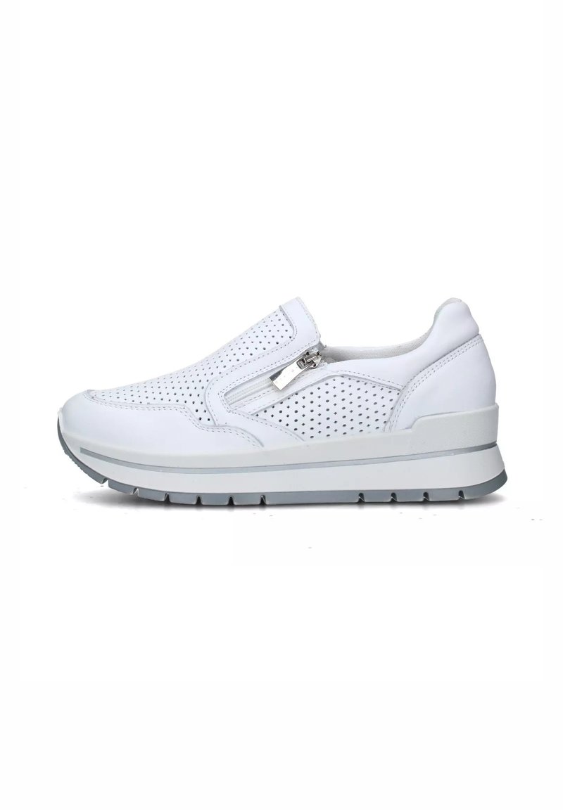 Sneaker bianco slip-on con tomaia perforata, design minimalista, suola grigia e accenti, dotata di una cerniera laterale per un facile accesso.