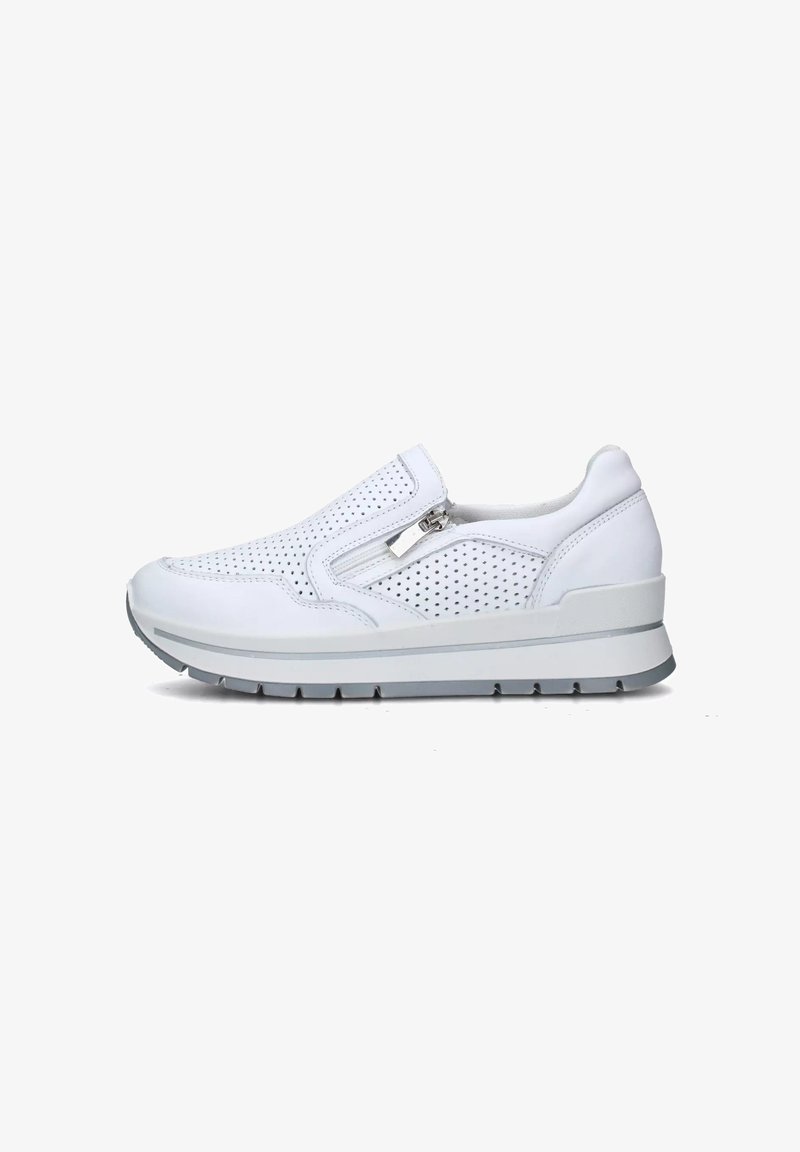 Sneaker bianco slip-on con tomaia perforata, design minimalista, suola grigia e accenti, dotata di una cerniera laterale per un facile accesso.