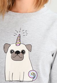 Felpa grigia con un cartone animato di un bulldog francese che indossa un corno da unicorno multicolore e una grafica di una leccalecca a spirale sul lato inferiore destro.