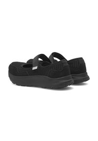 Zapatillas negras con una parte superior de malla, acentos de ante y una suela acolchada. Presenta correas dobles para un ajuste seguro y soporte texturizado en el talón.