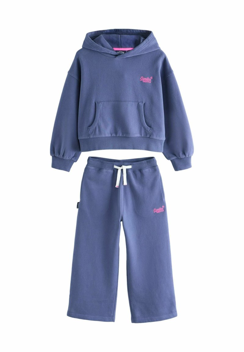 Sudadera de algodón púrpura con bolsillo canguro y mangas abullonadas, combinada con pantalones a juego que tienen una cinturilla elástica y un logo rosa.