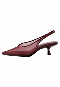 Bordeaux slingback pompa dengan ujung runcing dan bagian atas jala. Fitur tumit ramping dan desain potongan, memberikan siluet yang elegan.