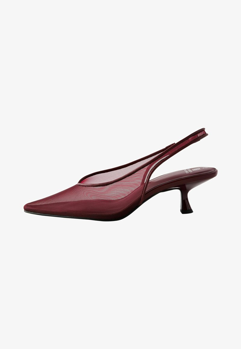 Escarpins bordeaux à talon ouvert avec un bout pointu et une tige en maille. Ils présentent un talon fin et un design découpé, offrant une silhouette élégante.